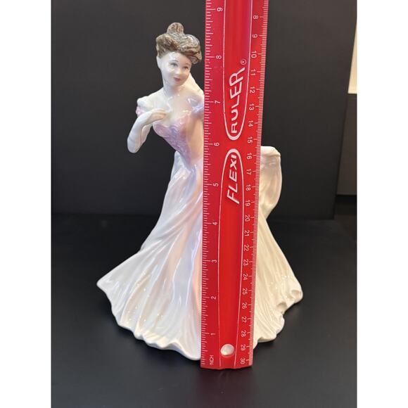 Royal Doulton Classics in Vogue - THE BRIDE - HN 4324 - Picture 9 of 9